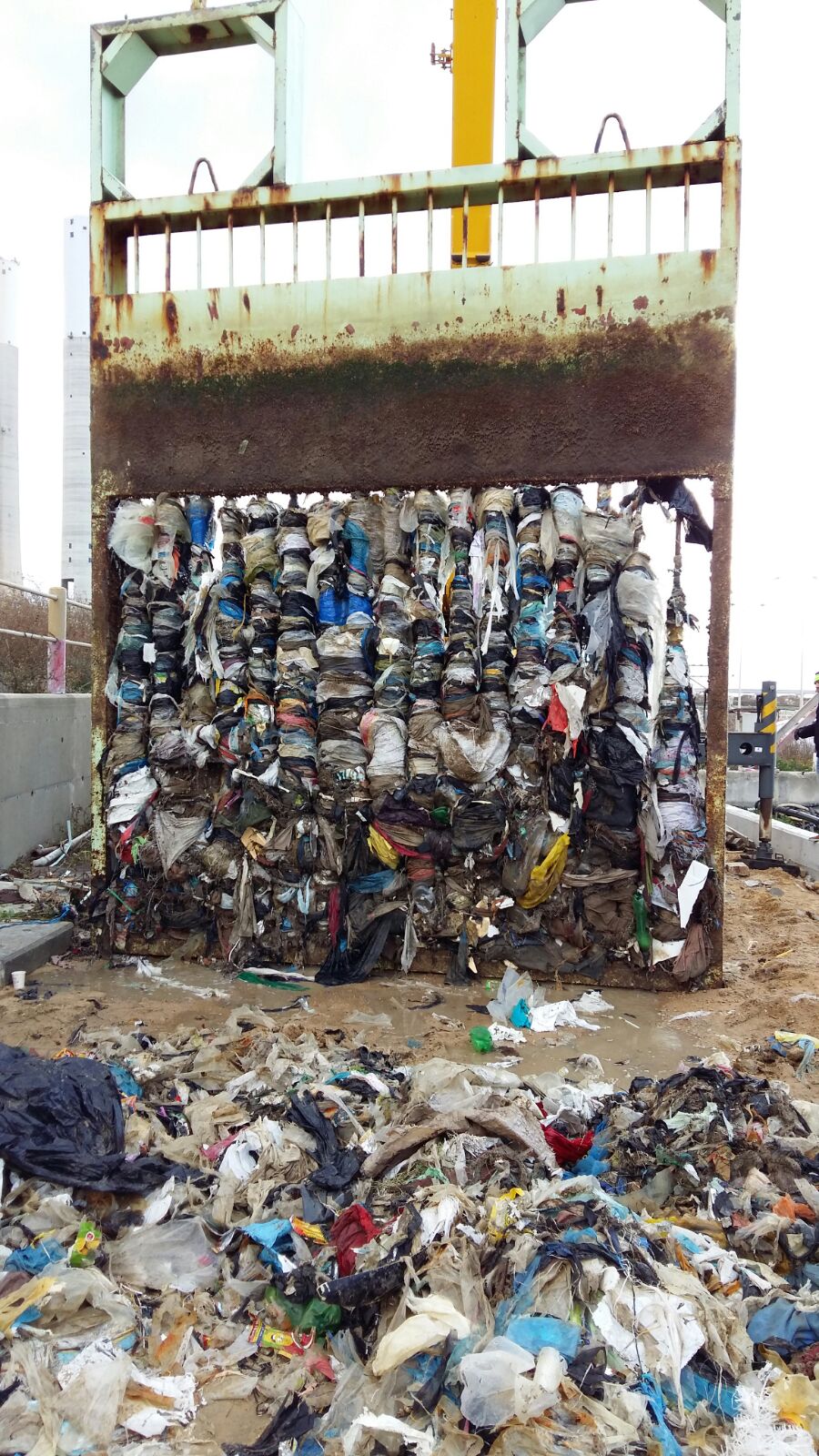 הצטברות פסולת בתחנת הכוח רוטנברג