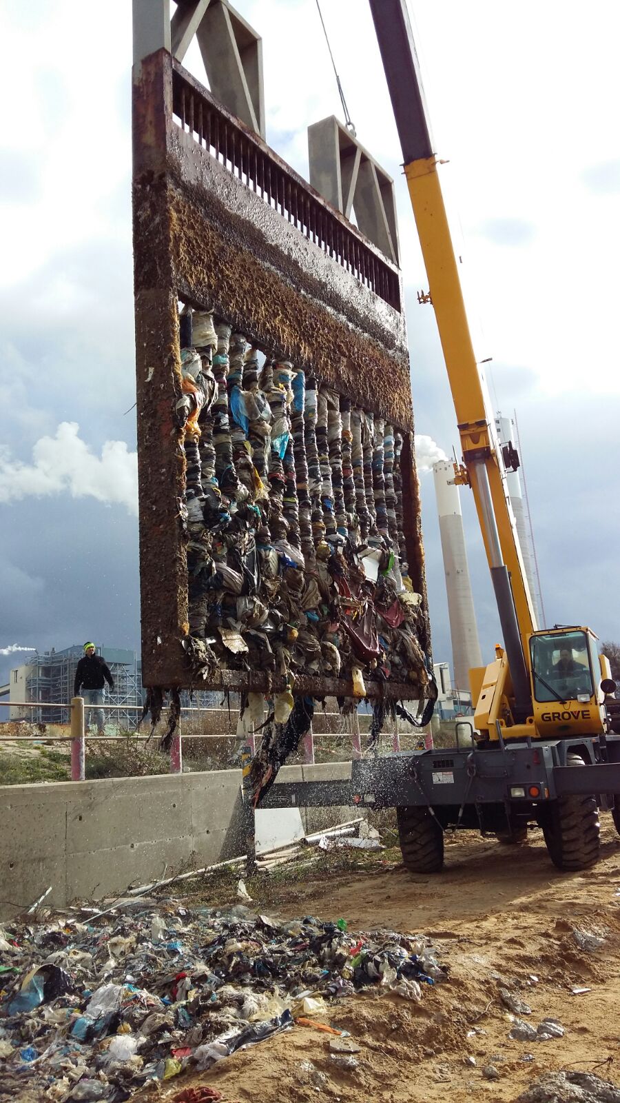 פסולת במסננים בתחנת הכוח רוטנברג